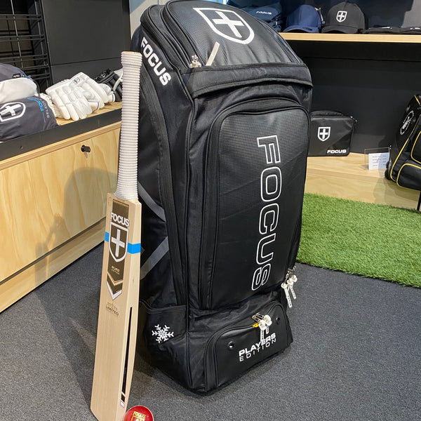 Focus PLAYERS EDITION Wheelie Duffle Bag